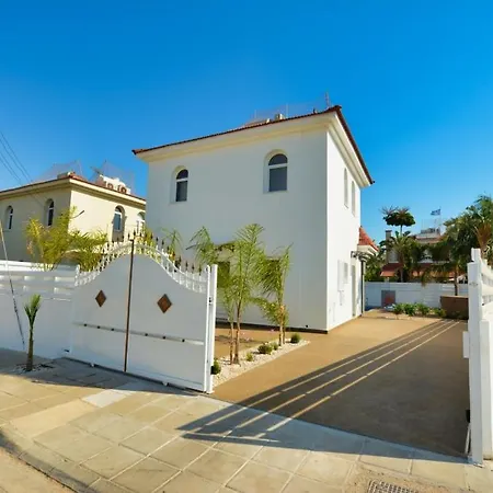 Mario - 2min Walk From Kapparis Hébergement de vacances *