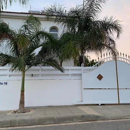 Mario - 2min Walk From Kapparis Case de vacanță *