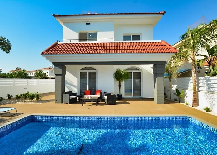 Case de vacanță Mario - 2min Walk From Kapparis Paralimni